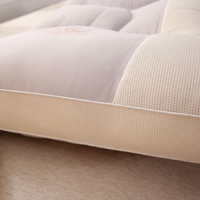 91家纺网 家纺一手货源 找家纺 赛格时代家居 2023新款草本3D护颈羽丝绒枕 双拼紫48*74