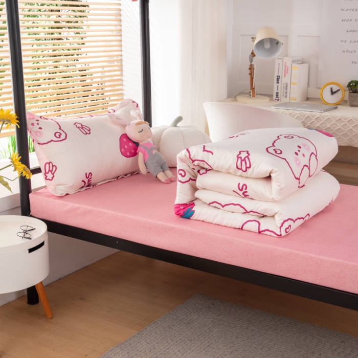 91家纺网 家纺一手货源 找家纺 乐居坊 2023新款芦荟棉花型宿舍图（3月新花型） 草莓熊仔