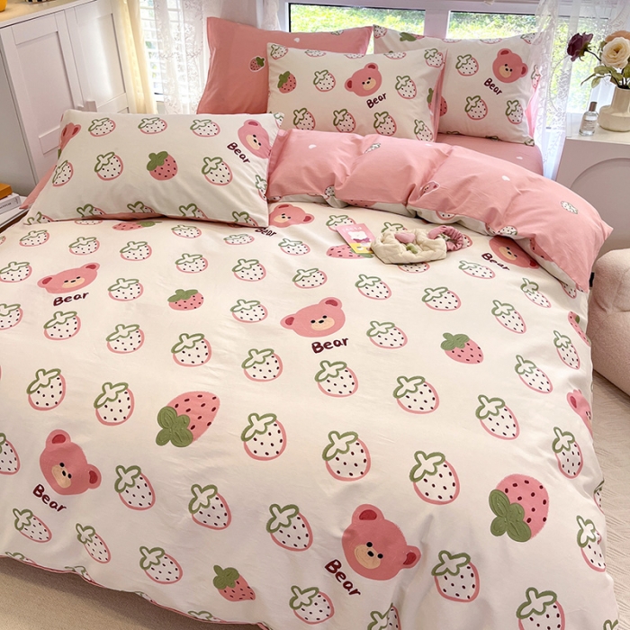 91家纺网 家纺一手货源 找家纺 晨希2023年新款全棉卡通印花简约款多规格四件套  草莓熊