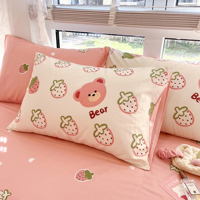 91家纺网 家纺一手货源 找家纺 晨希2023年新款全棉卡通印花简约款多规格四件套  草莓熊