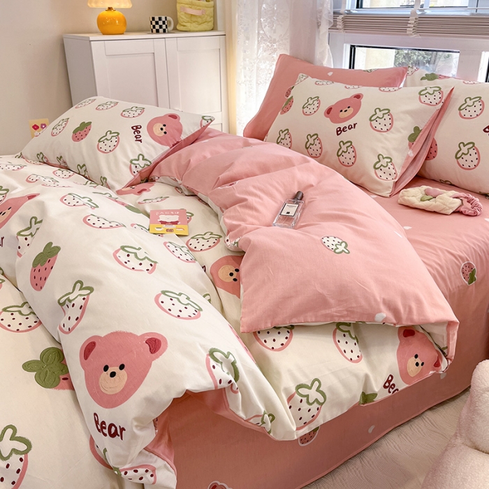 91家纺网 家纺一手货源 找家纺 晨希2023年新款全棉卡通印花简约款多规格四件套  草莓熊