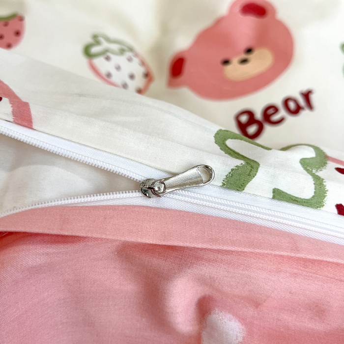 91家纺网 家纺一手货源 找家纺 晨希2023年新款全棉卡通印花简约款多规格四件套  草莓熊