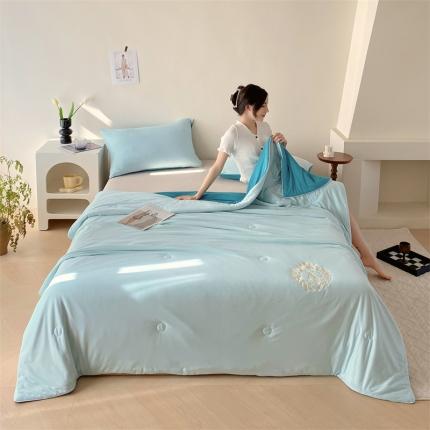 91家纺网 家纺一手货源 找家纺 兄弟坊 2024新款针织棉纯色刺绣夏被 爱丽丝-天空蓝深蓝