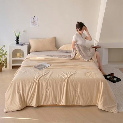 91家纺网 家纺一手货源 找家纺 兄弟坊 2024新款针织棉纯色刺绣夏被 爱丽丝-浅驼浅灰