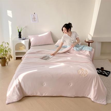 91家纺网 家纺一手货源 找家纺 兄弟坊 2024新款针织棉纯色刺绣夏被 爱丽丝-粉蓝