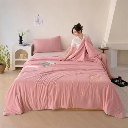 91家纺网 家纺一手货源 找家纺 兄弟坊 2024新款针织棉纯色刺绣夏被 爱丽丝-肉粉