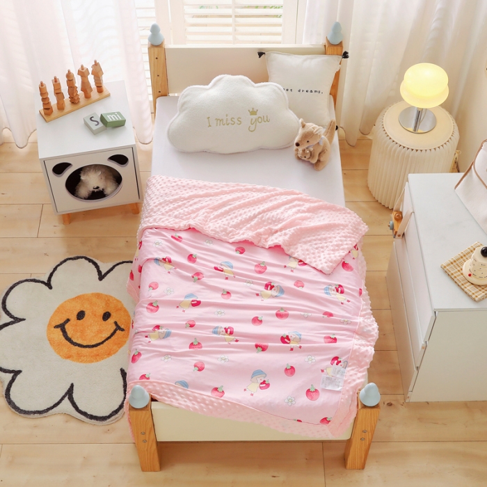 91家纺网 家纺一手货源 找家纺 2023新款针织棉豆豆绒盖毯 夏被 幼儿园 儿童被子 草莓姑娘