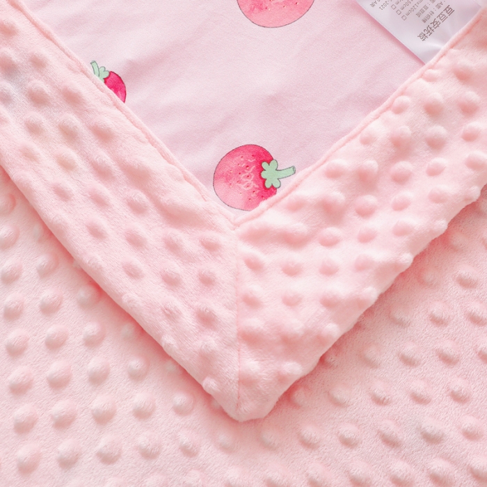 91家纺网 家纺一手货源 找家纺 2023新款针织棉豆豆绒盖毯 夏被 幼儿园 儿童被子 草莓姑娘