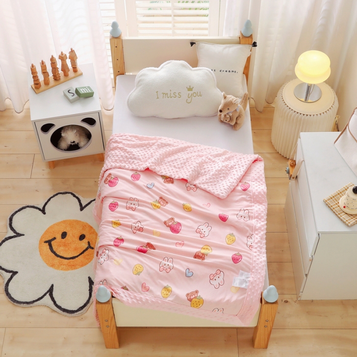 91家纺网 家纺一手货源 找家纺 2023新款针织棉豆豆绒盖毯 夏被 幼儿园 儿童被子 草莓小兔
