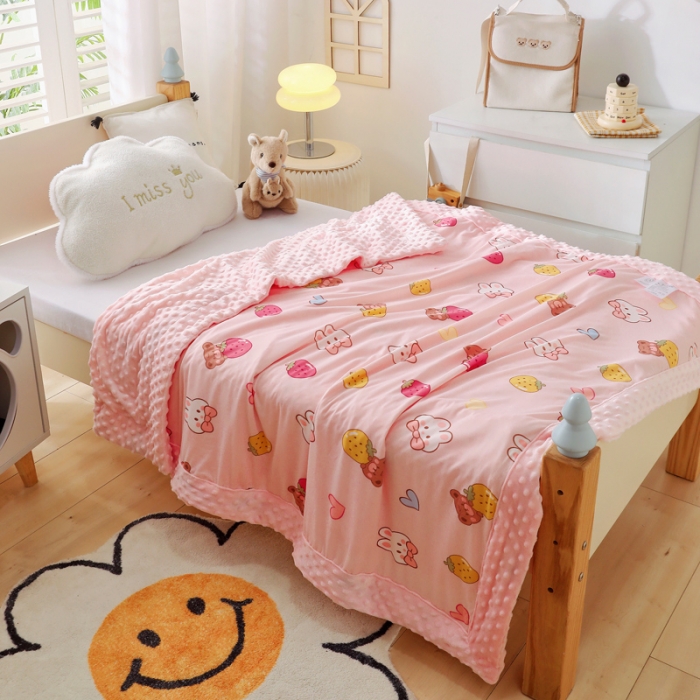 91家纺网 家纺一手货源 找家纺 2023新款针织棉豆豆绒盖毯 夏被 幼儿园 儿童被子 草莓小兔