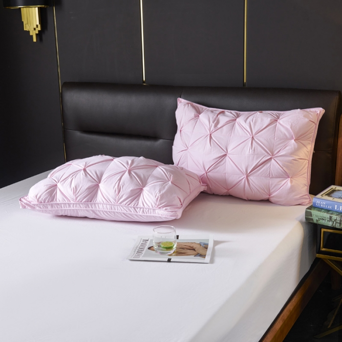 91家纺网 家纺一手货源 找家纺 缔莱 2023新款95白鹅绒羽绒枕头枕芯 粉红色48*74cm中枕