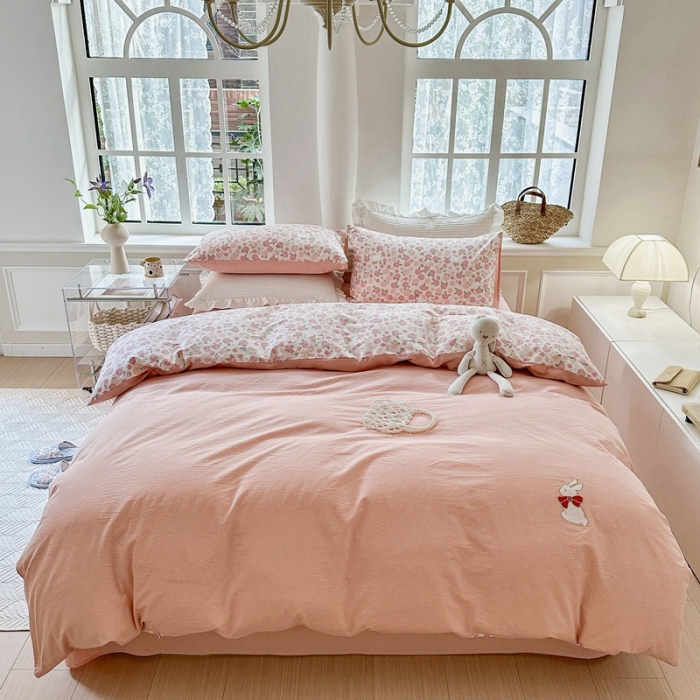 91家纺网 家纺一手货源 找家纺 嘉汀兰 2023新款被套AB两用全棉水洗棉印花绣花四件套 遇见浪漫