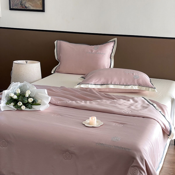 91家纺网 家纺一手货源 找家纺 汇庭 2023新款大豆蛋白纤维山茶花夏被 豆沙粉