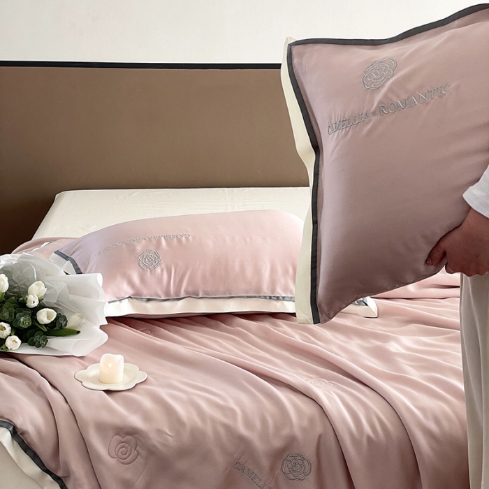 91家纺网 家纺一手货源 找家纺 汇庭 2023新款大豆蛋白纤维山茶花夏被 豆沙粉