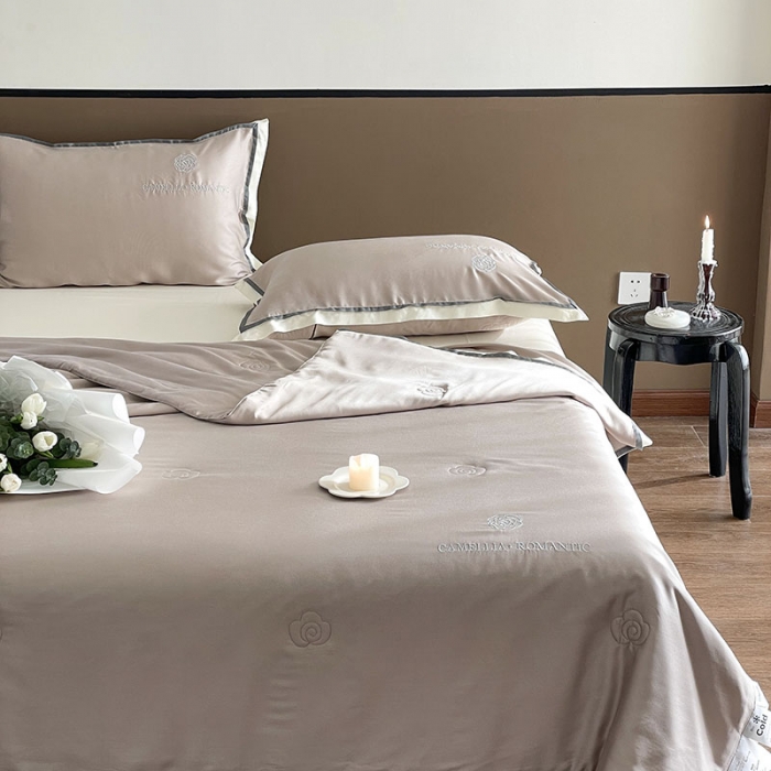 91家纺网 家纺一手货源 找家纺 汇庭 2023新款大豆蛋白纤维山茶花夏被 香槟金