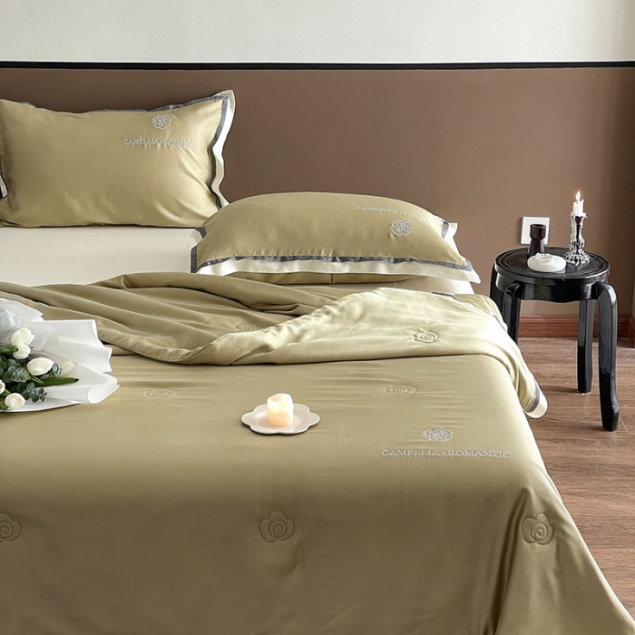 91家纺网 家纺一手货源 找家纺 汇庭 2023新款大豆蛋白纤维山茶花夏被 亚麻青