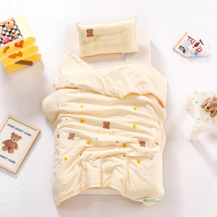 91家纺网 家纺一手货源 找家纺 A类水洗棉磨毛绣花款儿童大豆夏被幼儿园被子夏凉被空调被 花朵小熊-米黄