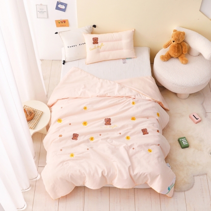 91家纺网 家纺一手货源 找家纺 A类水洗棉磨毛绣花款儿童大豆夏被幼儿园被子夏凉被空调被 花朵小熊-肉粉