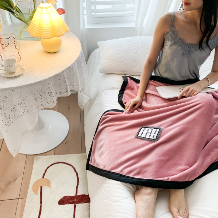 91家纺网 家纺一手货源 找家纺 苏木年华 2023新款加厚法兰绒牛奶绒午睡毯办公室用毯 典雅红