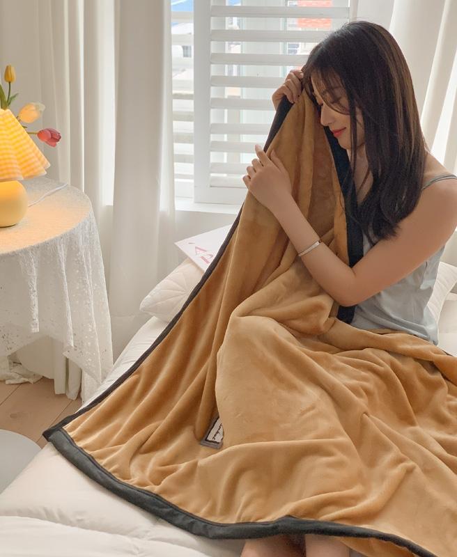 91家纺网 家纺一手货源 找家纺 苏木年华 2023新款加厚法兰绒牛奶绒午睡毯办公室用毯 经典驼