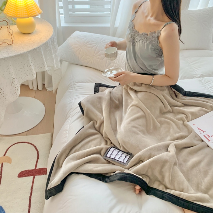 91家纺网 家纺一手货源 找家纺 苏木年华 2023新款加厚法兰绒牛奶绒午睡毯办公室用毯 深邃棕