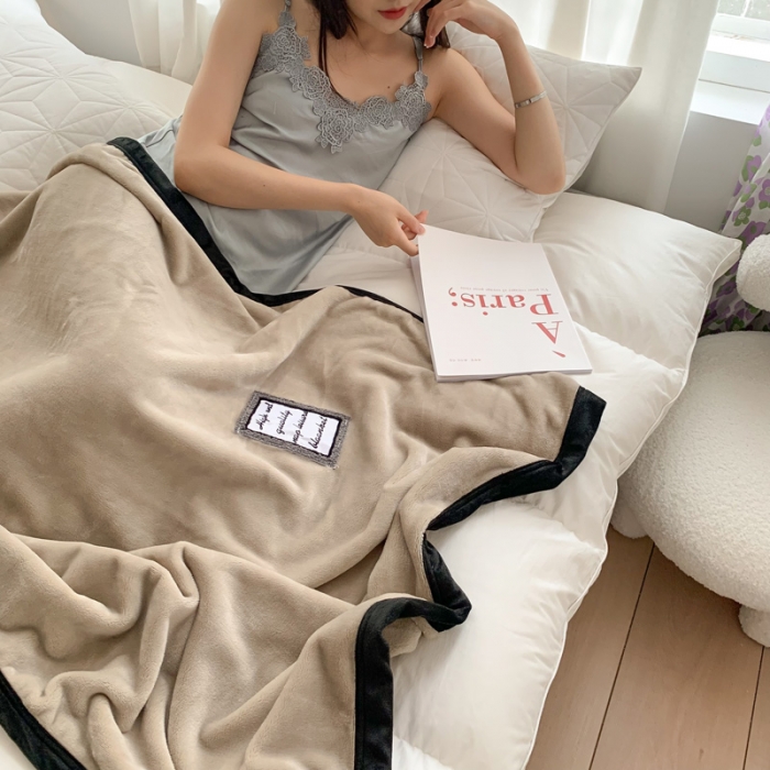 91家纺网 家纺一手货源 找家纺 苏木年华 2023新款加厚法兰绒牛奶绒午睡毯办公室用毯 深邃棕