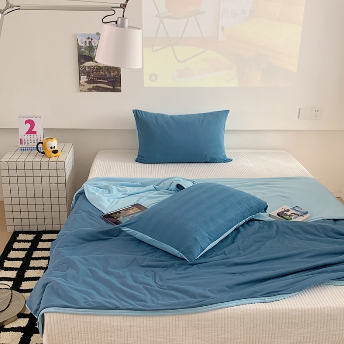 91家纺网 家纺一手货源 找家纺 星期八 2023马卡龙针织棉大豆夏被 深蓝浅蓝