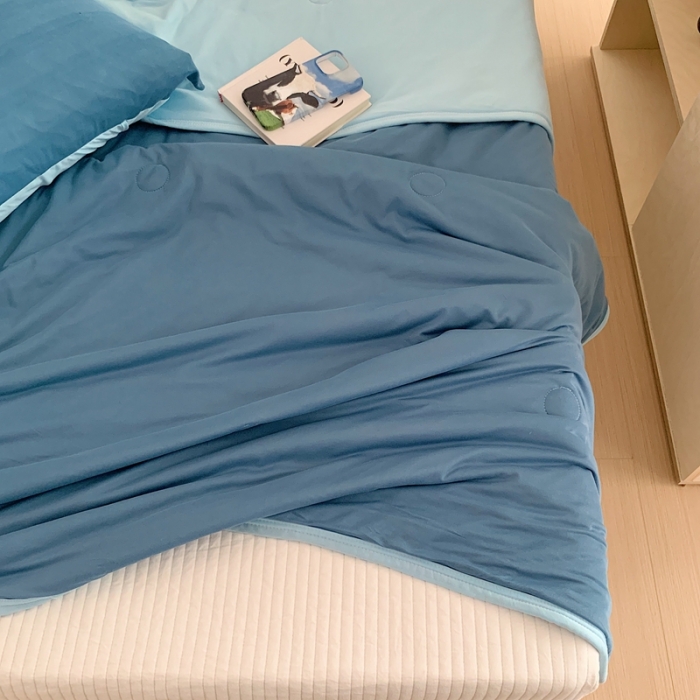 91家纺网 家纺一手货源 找家纺 星期八 2023马卡龙针织棉大豆夏被 深蓝浅蓝