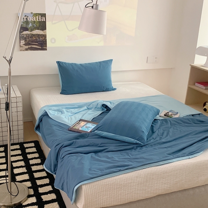 91家纺网 家纺一手货源 找家纺 星期八 2023马卡龙针织棉大豆夏被 深蓝浅蓝