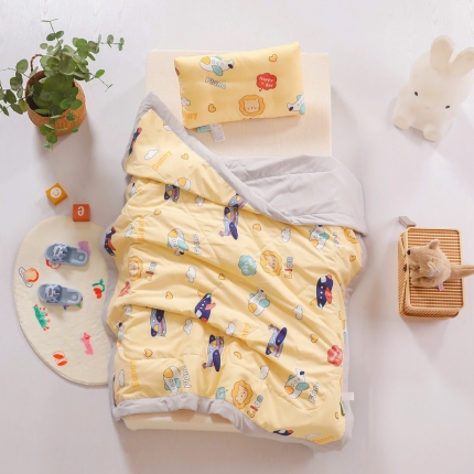 91家纺网 家纺一手货源 找家纺 A类水洗棉幼儿园夏被仿鹅绒儿童夏凉被空调被夏天午睡被 飞机小狮黄