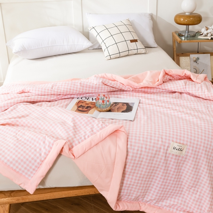 91家纺网 家纺一手货源 找家纺 森林人 2023新款A类无印风水洗棉大豆夏被 粉小格