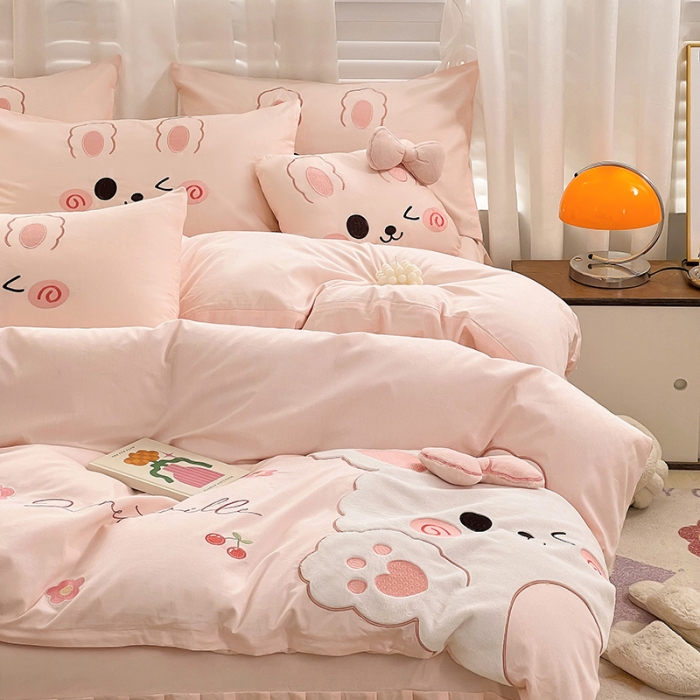 91家纺网 家纺一手货源 找家纺 亲亲公主 2025新款全棉可爱卡通贴布绣四件套-可爱兔-粉（配蝴蝶结）