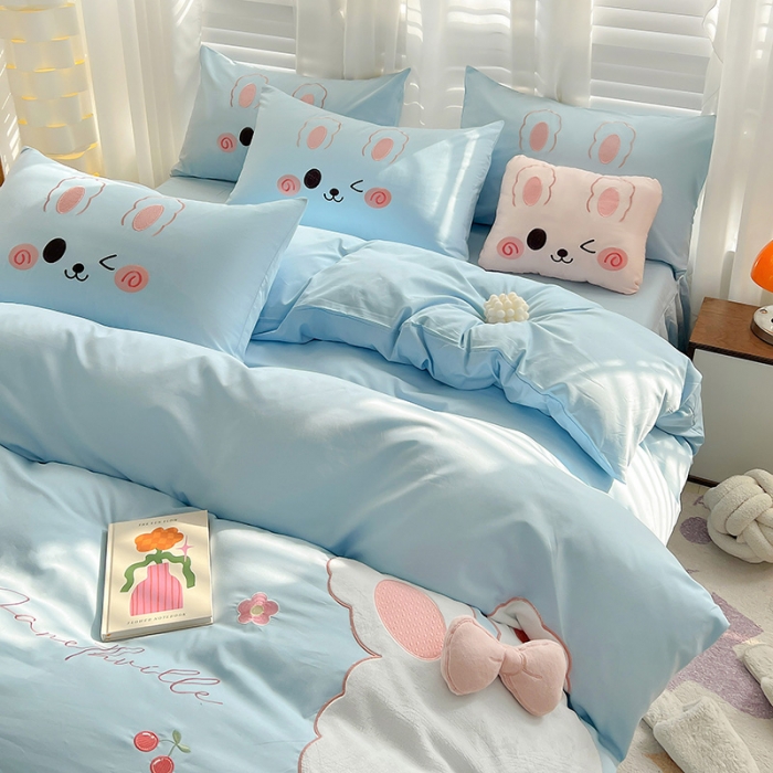 91家纺网 家纺一手货源 找家纺 亲亲公主 2025新款全棉可爱卡通贴布绣四件套-可爱兔-蓝（配蝴蝶结）