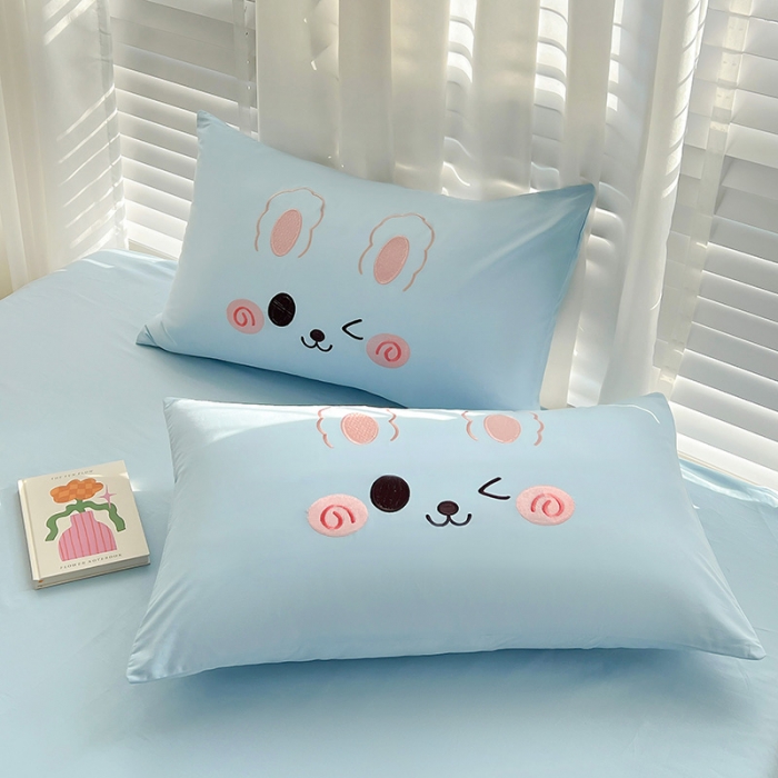 91家纺网 家纺一手货源 找家纺 亲亲公主 2025新款全棉可爱卡通贴布绣四件套-可爱兔-蓝（配蝴蝶结）