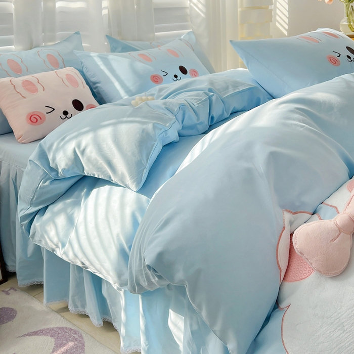 91家纺网 家纺一手货源 找家纺 亲亲公主 2025新款全棉可爱卡通贴布绣四件套-可爱兔-蓝（配蝴蝶结）