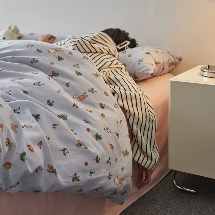 91家纺网 家纺一手货源 找家纺 荣轩家居 2023新款A类全棉双层纱印花四件套 草莓兔