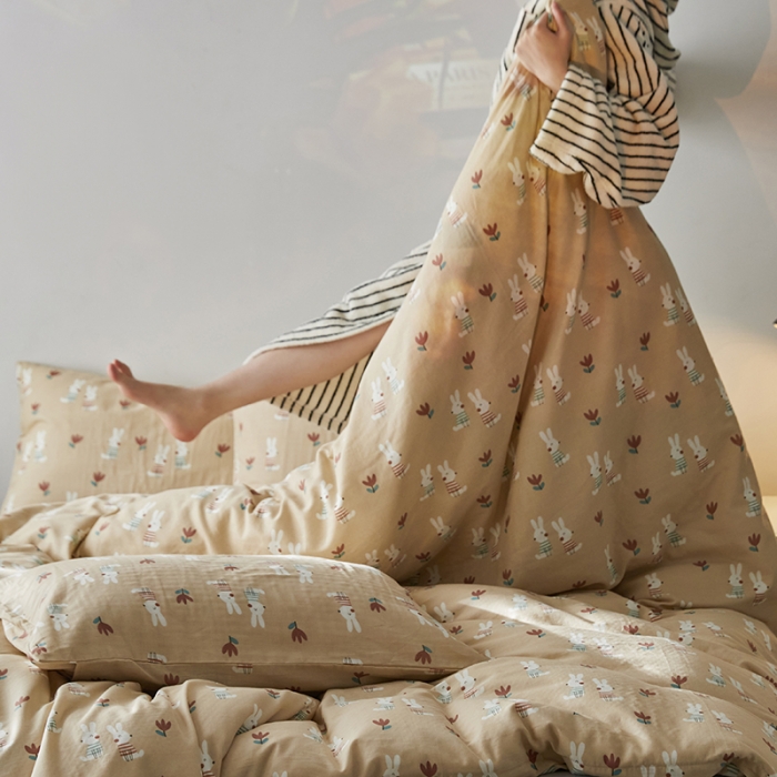 91家纺网 家纺一手货源 找家纺 荣轩家居 2023新款A类全棉双层纱印花四件套 小兔啾咪