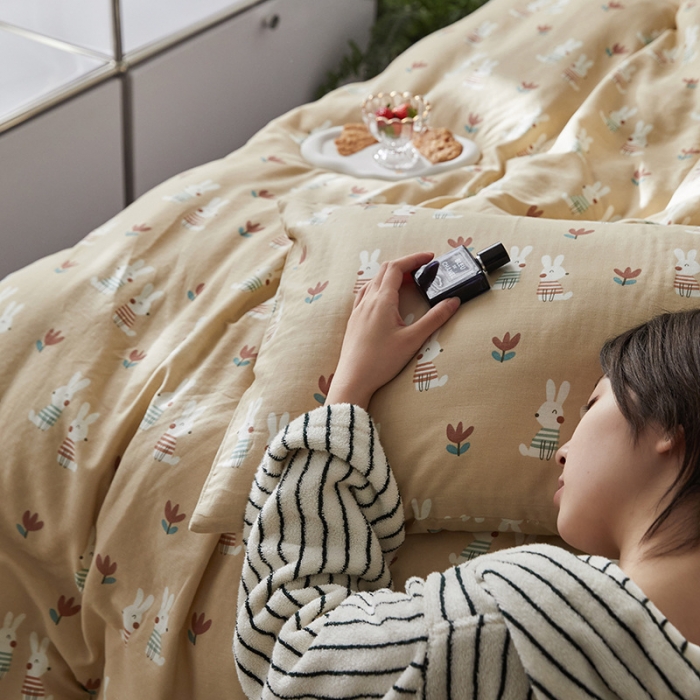 91家纺网 家纺一手货源 找家纺 荣轩家居 2023新款A类全棉双层纱印花四件套 小兔啾咪