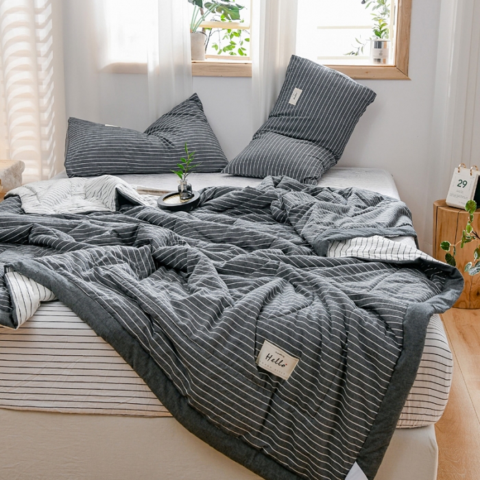 91家纺网 家纺一手货源 找家纺 恋人优选 2023新款A类全棉色织水洗棉夏被 灰白细条双拼