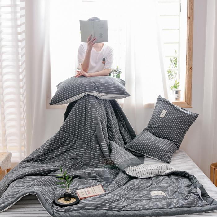 91家纺网 家纺一手货源 找家纺 恋人优选 2023新款A类全棉色织水洗棉夏被 灰白细条双拼