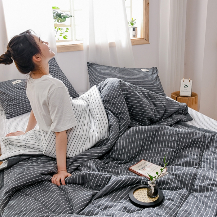 91家纺网 家纺一手货源 找家纺 恋人优选 2023新款A类全棉色织水洗棉夏被 灰白细条双拼