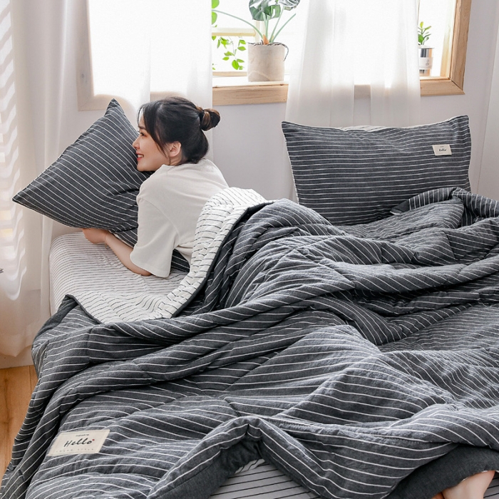 91家纺网 家纺一手货源 找家纺 恋人优选 2023新款A类全棉色织水洗棉夏被 灰白细条双拼