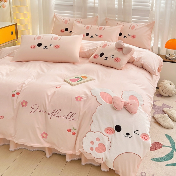 91家纺网 家纺一手货源 找家纺 亲亲公主 2025新款全棉可爱卡通贴布绣四件套-可爱兔-粉（配蝴蝶结）