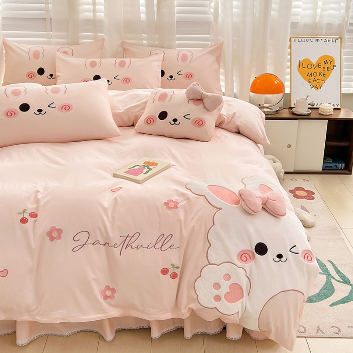 91家纺网 家纺一手货源 找家纺 亲亲公主 2025新款全棉可爱卡通贴布绣四件套-可爱兔-粉（配蝴蝶结）