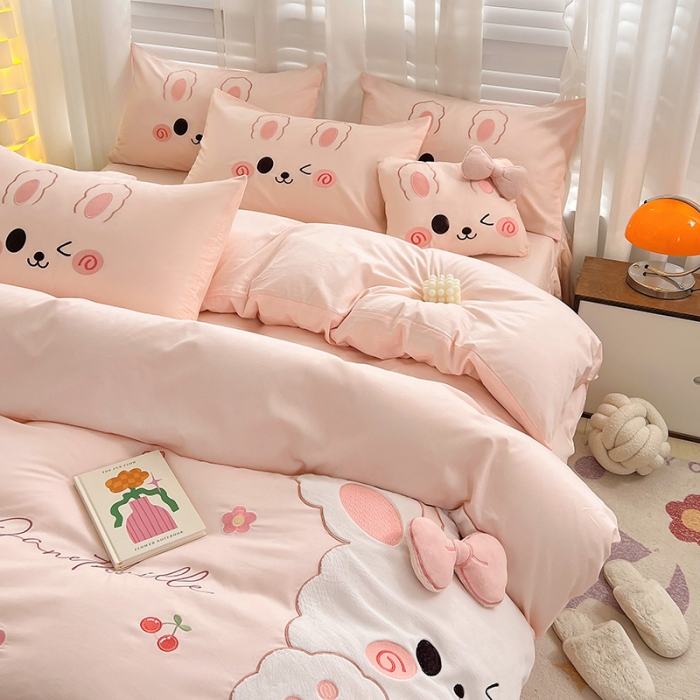 91家纺网 家纺一手货源 找家纺 亲亲公主 2025新款全棉可爱卡通贴布绣四件套-可爱兔-粉（配蝴蝶结）