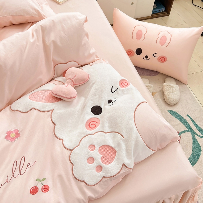 91家纺网 家纺一手货源 找家纺 亲亲公主 2025新款全棉可爱卡通贴布绣四件套-可爱兔-粉（配蝴蝶结）