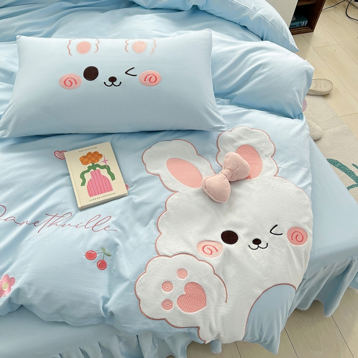 91家纺网 家纺一手货源 找家纺 亲亲公主 2025新款全棉可爱卡通贴布绣四件套-可爱兔-蓝（配蝴蝶结）