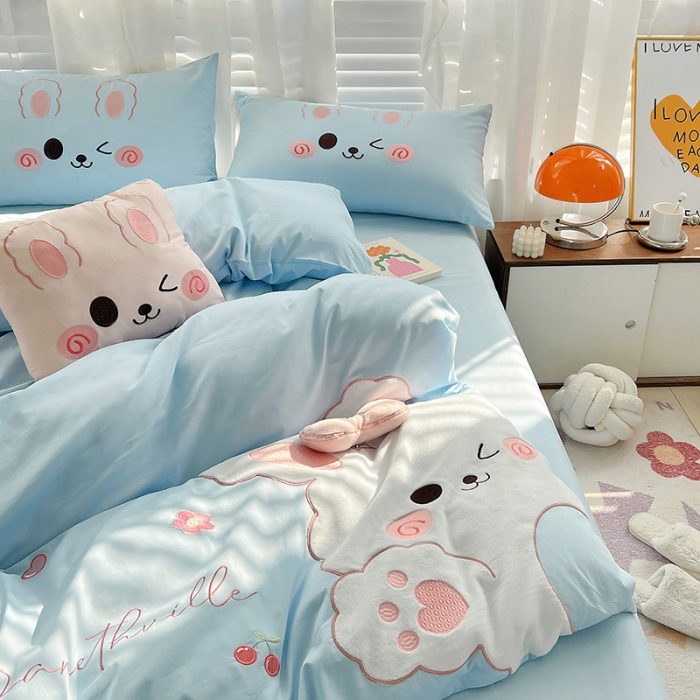 91家纺网 家纺一手货源 找家纺 亲亲公主 2025新款全棉可爱卡通贴布绣四件套-可爱兔-蓝（配蝴蝶结）