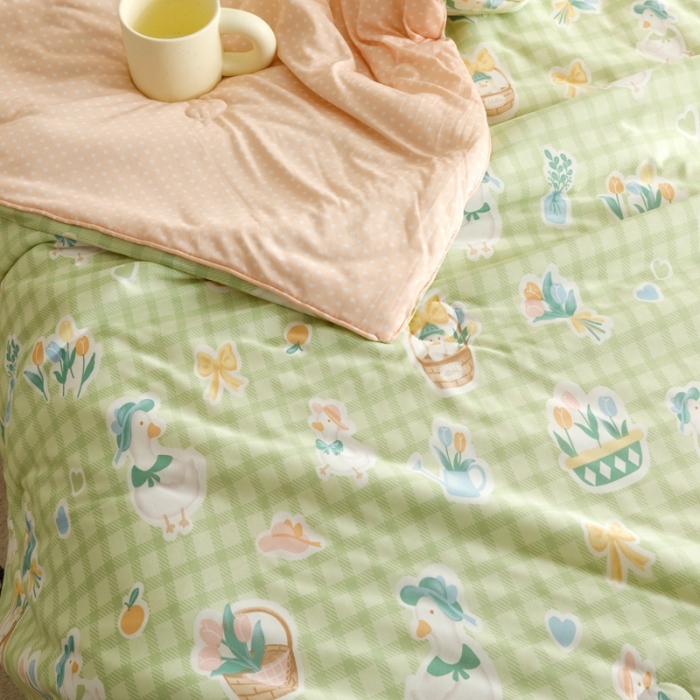 91家纺网 家纺一手货源 找家纺 有货 2023新款元气波点针织大豆被 波点露营鸭