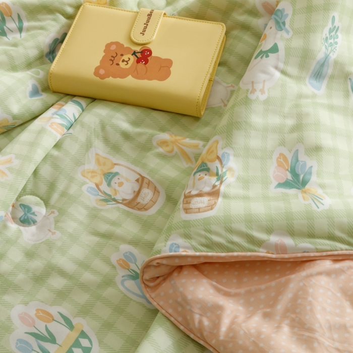 91家纺网 家纺一手货源 找家纺 有货 2023新款元气波点针织大豆被 波点露营鸭